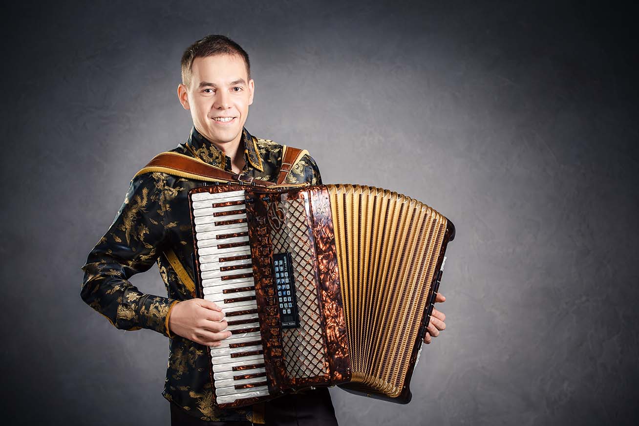 Аккордеонист Александр Беляев